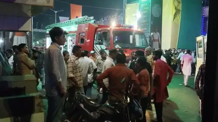 क्या अहमदाबाद के निकोल इलाके में मकान की छत गिरने से 5 लोग दब गए?