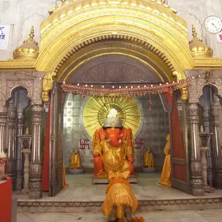 क्या जयपुर की मोती की बूंद जैसी पहाड़ी पर दाहिने सूंड वाले गणपति विराजमान हैं?