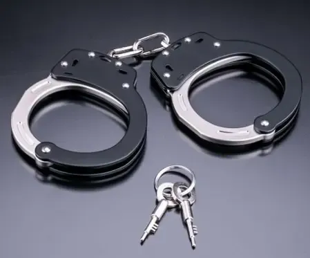 क्या मुंबई में एक जालसाज ने खुद को आईपीएस बताकर लोगों को ठगा?