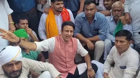 क्या उत्तर प्रदेश में जवान की पिटाई का मामला गरमाया? पूर्व विधायक संगीत सोम ने की सख्त कार्रवाई की मांग