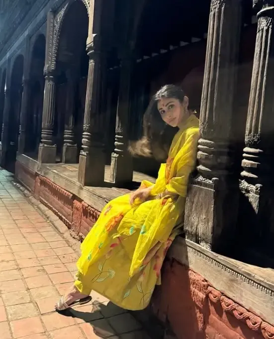क्या अभिनेत्री मौनी रॉय ने पशुपतिनाथ के दर्शन किए और काठमांडू की तस्वीरें साझा की?