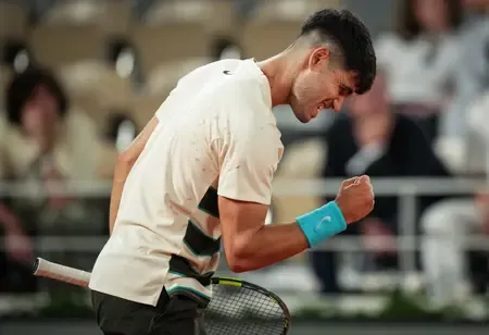 Alcaraz battles past Dzumhur to reach French Open fourth round