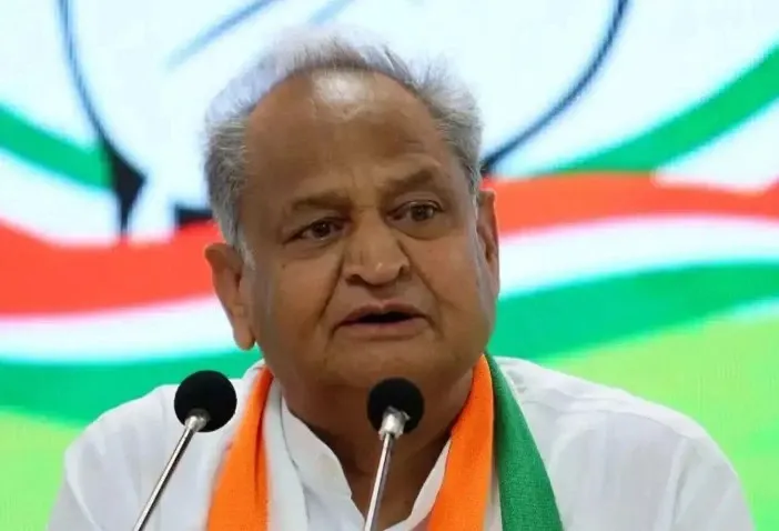 Is Ashok Gehlot Right to Criticize the Raj Government Over Bureaucratic Delays and Power Shortages?