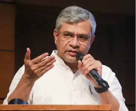 क्या अश्विनी वैष्णव भारत के रेल और तकनीकी परिवर्तन के सूत्रधार हैं?