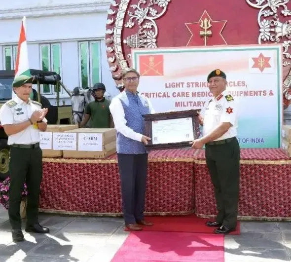 क्या भारतीय विदेश सचिव ने काठमांडू में नेपाली सेना को सैन्य वाहन भेंट किए?