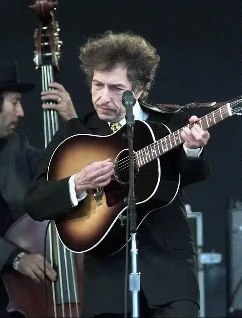 Bob Dylan's Draft Lyrics for 'Mr. Tambourine Man' Fetch Over $500,000 at Auction