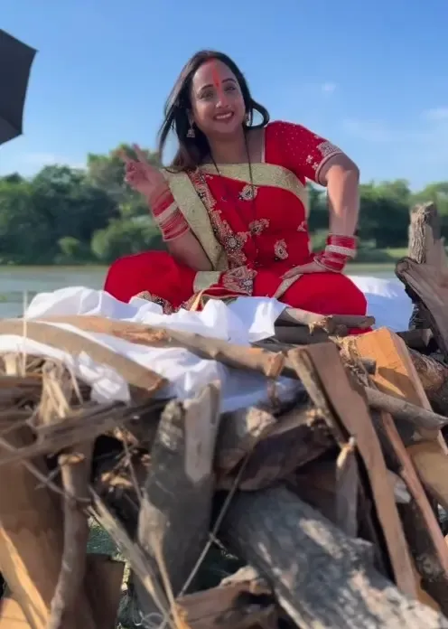 क्या रानी चटर्जी ने चिलचिलाती गर्मी में भी मस्तीभरे अंदाज में शूटिंग की?