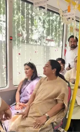 क्या कॉलेज, दोस्ती और गिटार के संग बस में सफर करना है खास? दिल्ली सीएम रेखा गुप्ता ने छात्रों के साथ किया सफर