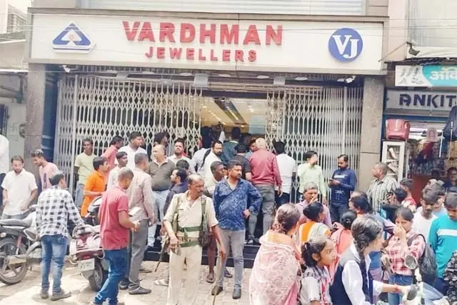 What Happened During the Daylight Robbery at a Jamshedpur Jewellery Shop?