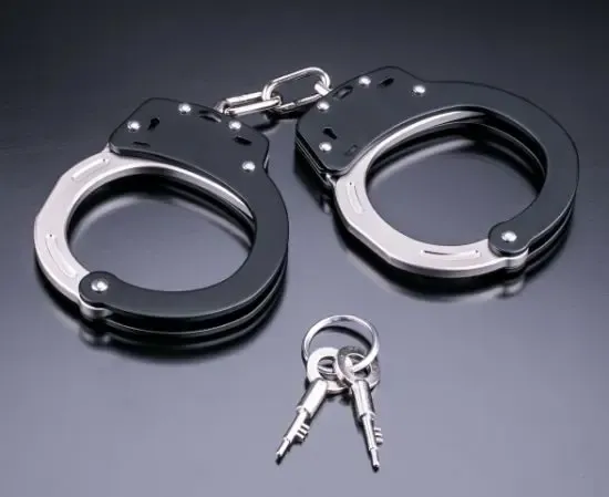 क्या दिल्ली में डीबीजी रोड पुलिस ने हिस्ट्रीशीटर को बटन वाले चाकू के साथ पकड़ा?
