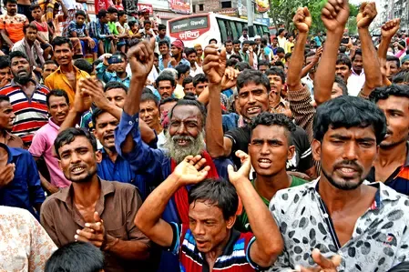 Dhaka: CNG drivers block Banani roads as a sign of protest 
