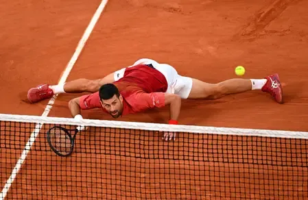 Djokovic survives knee scare to enter SF in Geneva