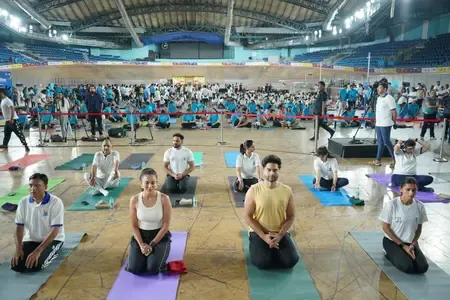 Dr. Mandaviya performs yoga with over 1500 enthusiasts at Indira Gandhi Stadium in Delhi 