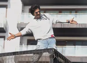 Fan pretends to be delivery boy to enter Shah Rukh Khan’s Mannat, guard has a hilarious reaction