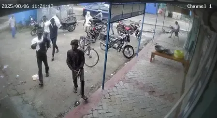 बिहार: गोपालगंज में दिनदहाड़े ज्वेलरी दुकान में लूट, लुटेरों ने की फायरिंग