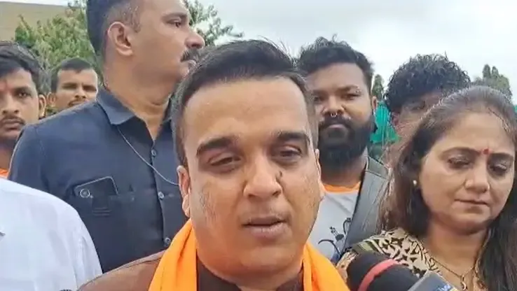 क्या हर्ष संघवी ने कृत्रिम घाट पर गणेश प्रतिमा का विसर्जन किया और 'स्वदेशी अपनाओ' पर जोर दिया?