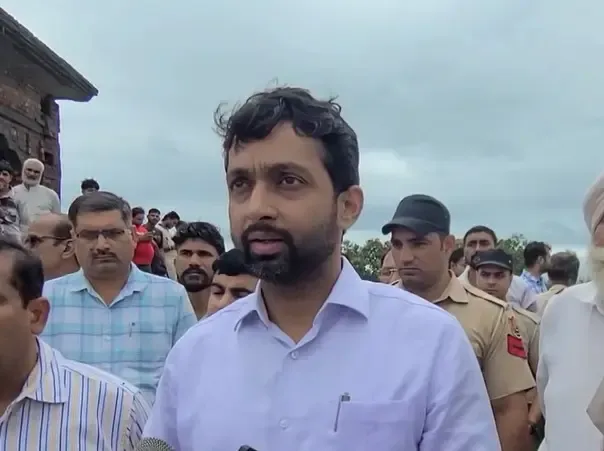 क्या यमुना नदी में बाढ़ के दौरान लकड़ी निकालने गया युवक लापता हो गया?