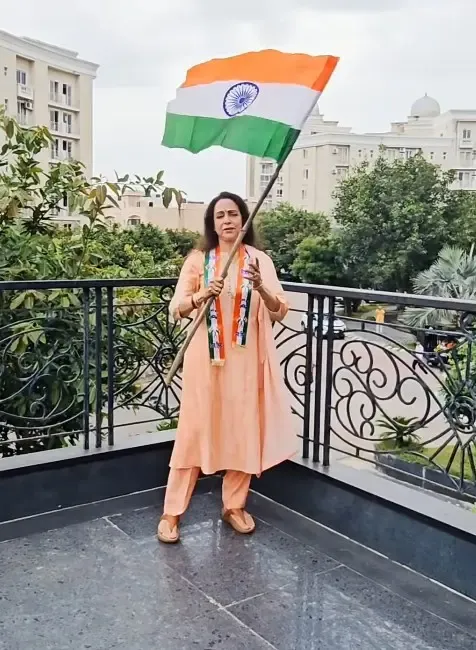 क्या हेमा मालिनी का देशभक्ति भरा अंदाज, 'वंदे मातरम्' की गूंज के साथ तिरंगा लहराने का है?