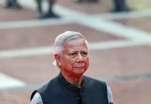 बांग्लादेश सरकार के खिलाफ सड़क पर उतरे कर्मचारी, 'काला कानून' वापस लेने की मांग