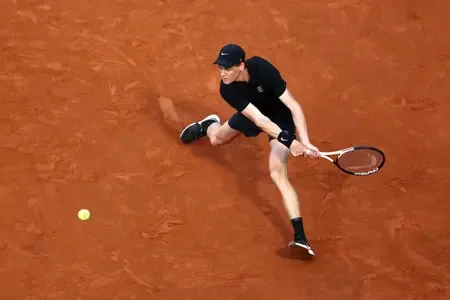 Italian Open: Sinner overcomes injured De Jong to advance in Rome