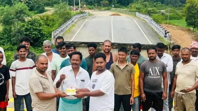 क्या झारखंड के खूंटी में ध्वस्त पुल के दो माह पूरे होने पर ग्रामीणों ने केक काटकर विरोध जताया?