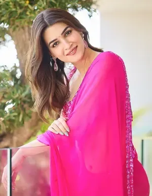 Kriti Sanon enjoys live rendition of ‘Kya Hua Tera Vaada’ with rumoured beau Kabir Bahia