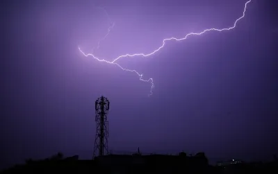 How many lives have lightning strikes claimed in Bihar?