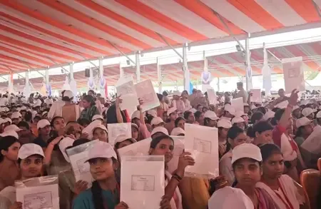 उत्तर प्रदेश : कांस्टेबल पद के लिए नियुक्ति पत्र मिलने पर उम्मीदवारों के चेहरे खिले