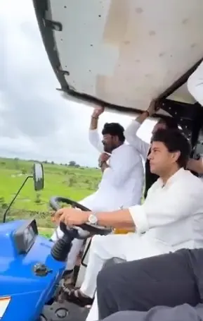 क्या ज्योतिरादित्य सिंधिया का अनोखा अंदाज किसानों के बीच चर्चा का विषय बन गया?