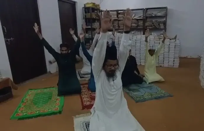 क्या मौलाना मुफ्ती शहाबुद्दीन रजवी बरेलवी ने योगाभ्यास कर दैनिक जीवन में इसके अपनाने पर जोर दिया?