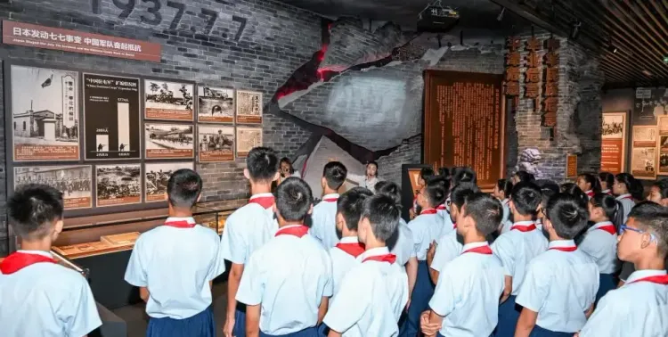 क्या पेइचिंग में 'राष्ट्रीय मुक्ति और विश्व शांति के लिए' थीम प्रदर्शनी का उद्घाटन हुआ?