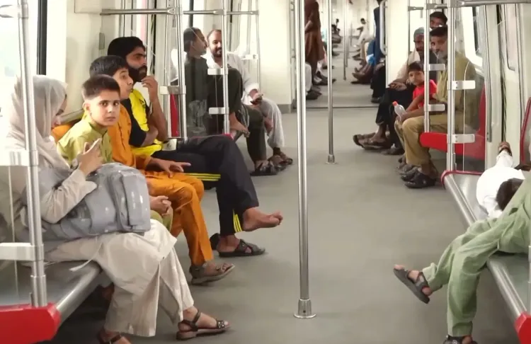 क्या चीन निर्मित मेट्रो पाकिस्तान में तेजी से लोकप्रिय हो रही है?