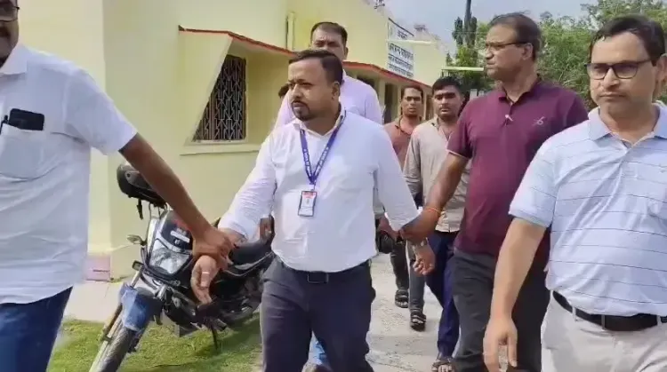क्या बेतिया के जिला मत्स्य पदाधिकारी को रिश्वत लेते रंगे हाथ पकड़ा गया?
