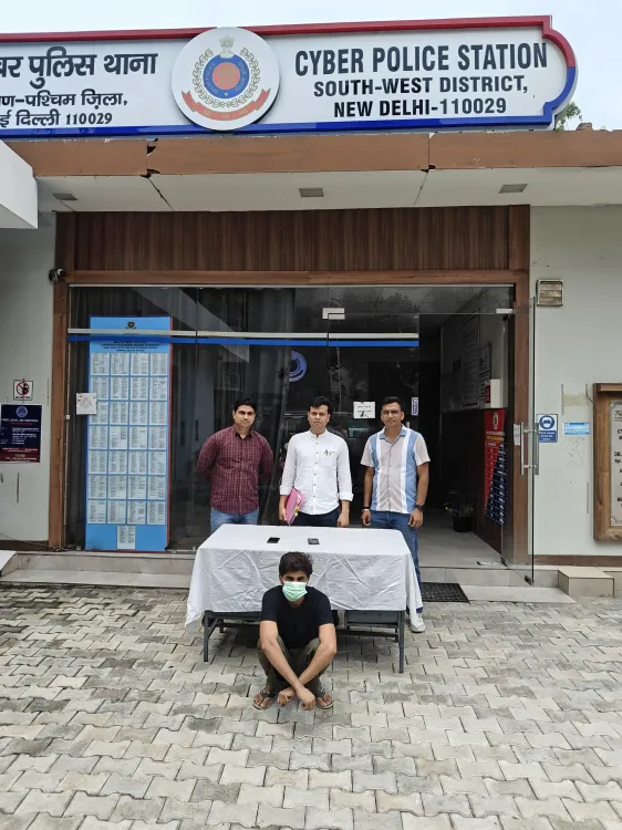 क्या दिल्ली में साइबर ठग गिरफ्तार हुआ है, जो नकली होटल बुकिंग से लोगों को ठग रहा था?