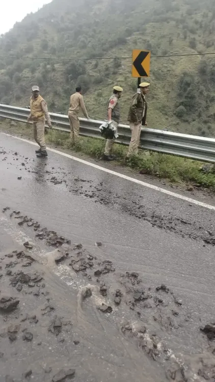 क्या डोडा पुलिस ने भारी बारिश और भूस्खलन के कारण यातायात बंद किया?