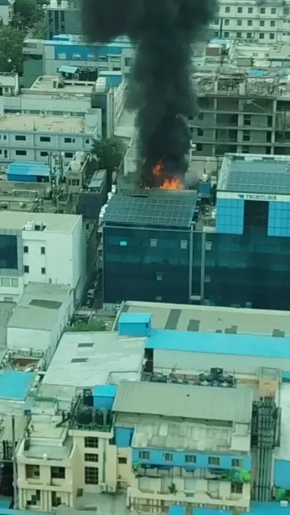 क्या नोएडा की गारमेंट कंपनी की बिल्डिंग के टॉप फ्लोर पर लगी आग से कोई कर्मचारी फंसा था?