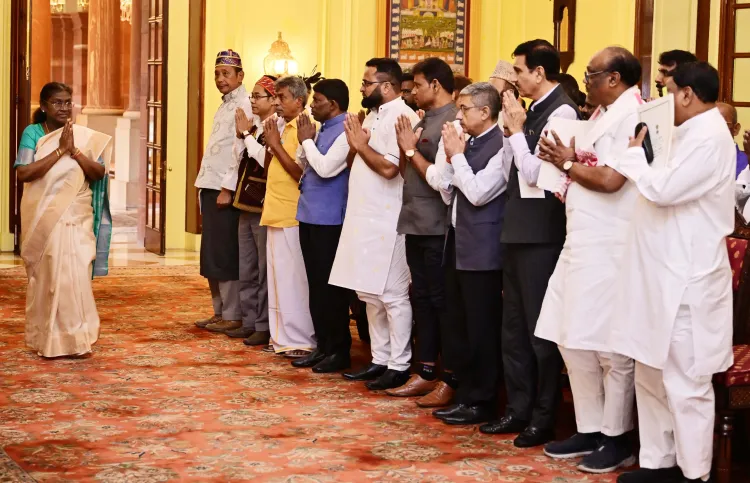 क्या राष्ट्रपति भवन में 'आदि कर्मयोगी अभियान' के तहत जनजातीय प्रतिनिधियों ने द्रौपदी मुर्मू से मुलाकात की?