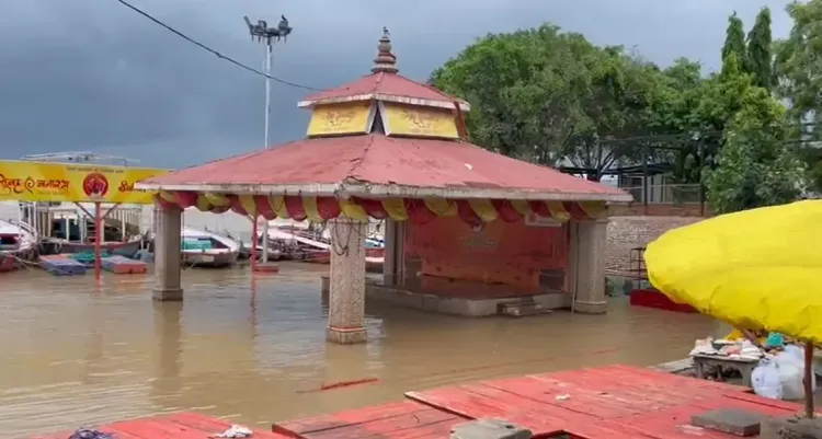 क्या वाराणसी में गंगा का रौद्र रूप देखना चाहिए? घाट जलमग्न, प्रशासन ने किया लोगों को सचेत