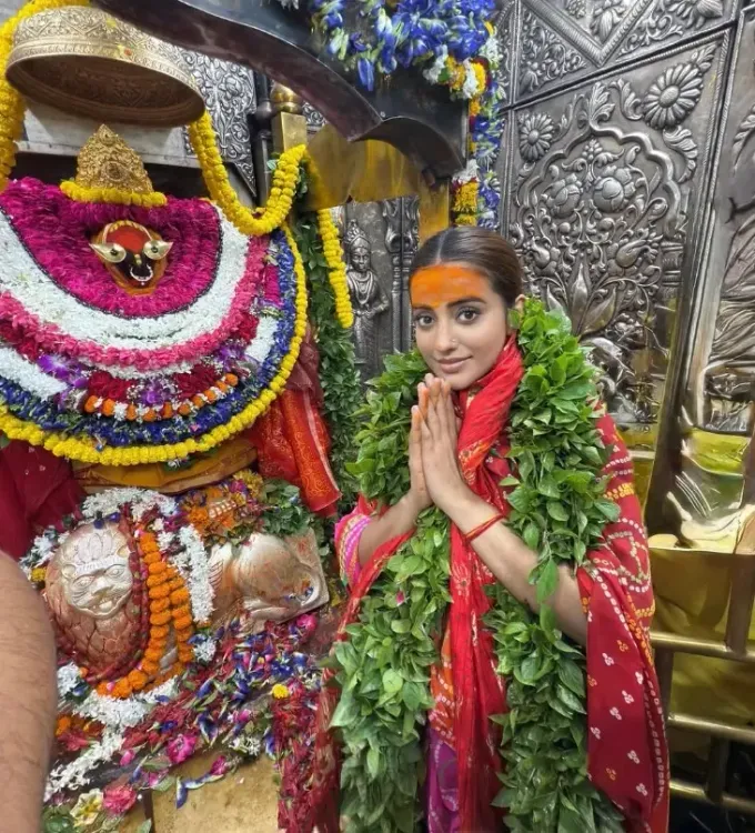 क्या अक्षरा सिंह ने मां विंध्यवासिनी के दरबार में आरती की?