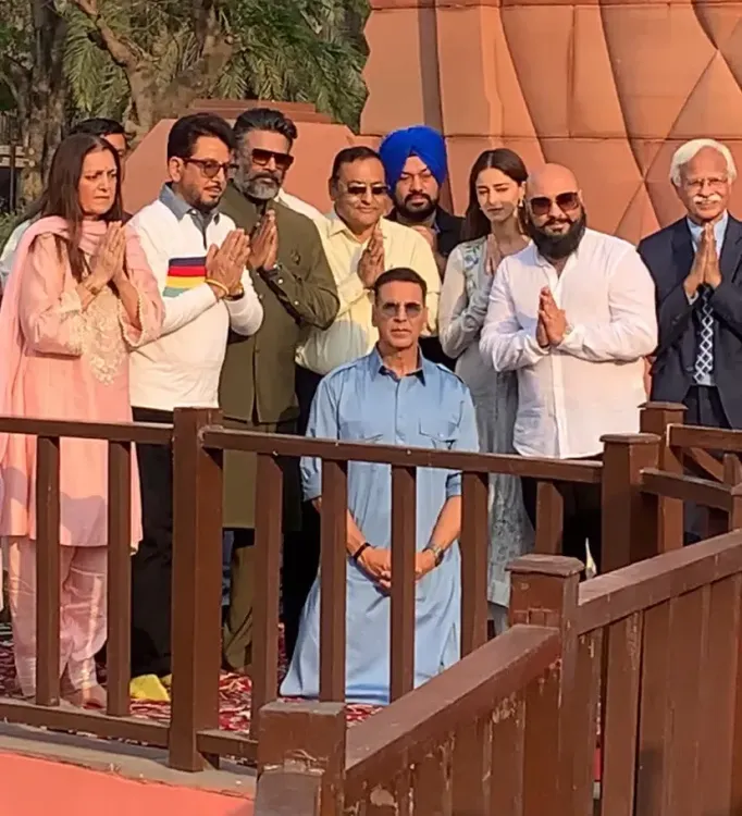 Akshay Kumar and Ananya Pay Respects at Golden Temple and Jallianwala Bagh