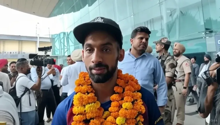 क्या अमृतसर एयरपोर्ट पर पहुंचे भारतीय हॉकी खिलाड़ी बाढ़ पीड़ितों की मदद की अपील कर रहे हैं?
