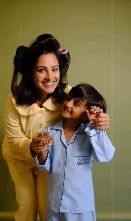 क्या अनीता हसनंदानी ने बेटे आरव के साथ ट्रेंडिंग सॉन्ग पर डांस किया?