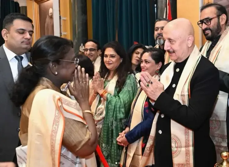 क्या अनुपम खेर ने राष्ट्रपति द्रौपदी मुर्मू से मुलाकात की और आदर के साथ प्रणाम किया?