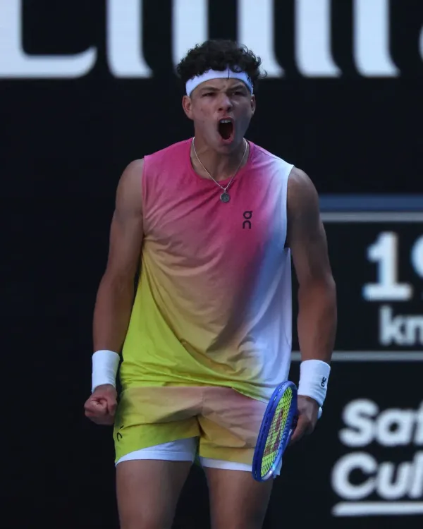 Australian Open: Shelton Defeats Sonego for Semifinal Spot