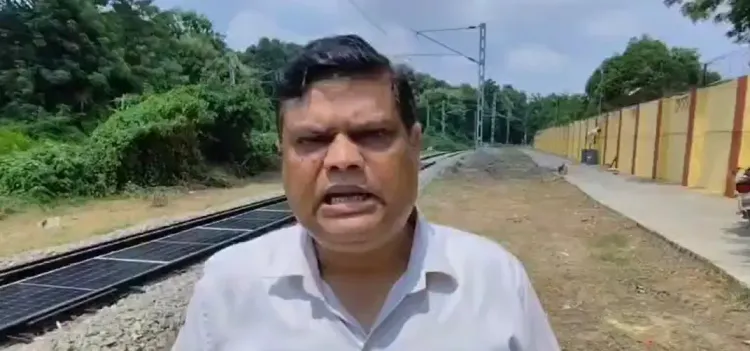 क्या वाराणसी में रेलवे ट्रैक पर सोलर पैनल की अनोखी पहल, ग्रीन रेलवे की दिशा में कदम है?
