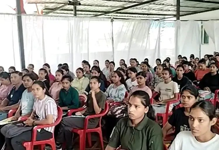 क्या ‘बेटी बचाओ बेटी पढ़ाओ’ योजना के तहत ‘सशक्त वाहिनी’ कार्यक्रम से लड़कियों को मिल रही है नई उड़ान?