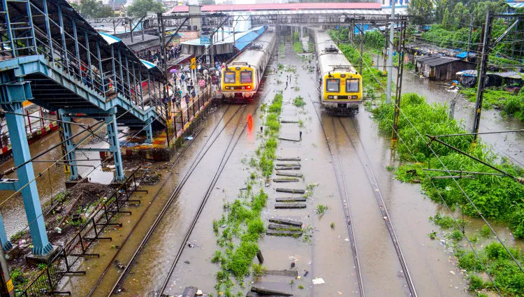 क्या भारी बारिश ने मुंबई की रफ्तार रोक दी? सीएम फडणवीस ने बताया प्रशासन सतर्क है