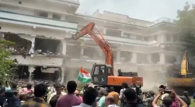 क्या भोपाल में ड्रग तस्करी, रेप और ब्लैकमेलिंग के आरोपी की संपत्ति पर चल रहा बुलडोजर?