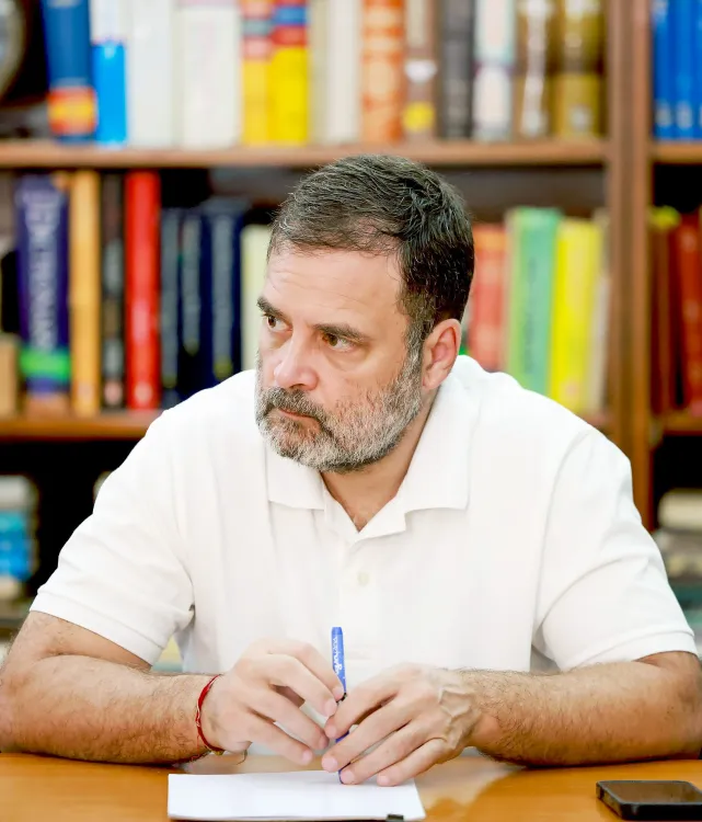क्या बिहार में एसआईआर के नाम पर हो रही वोट की चोरी? राहुल गांधी ने चुनाव आयोग पर उठाए सवाल