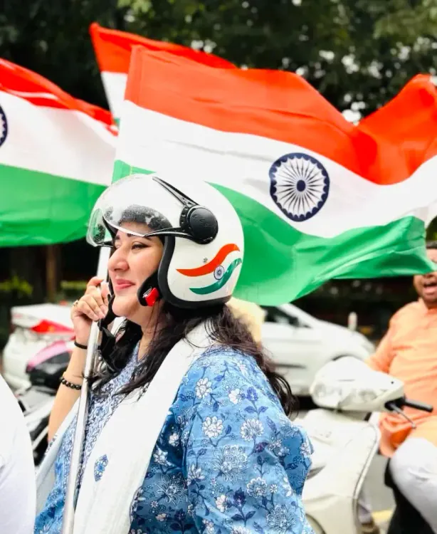 क्या भाजपा सांसद बांसुरी स्वराज ने युवाओं से हेलमेट पहनने की अपील की?